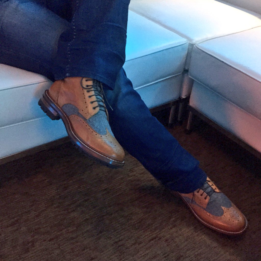 20YS's tweet photo. Lots of great looking shoes @ #ctr! E's by @ALDO_Shoes! @LanceMorin: @20YS @DerickFage @cleartheroom2 @ryanwright https://t.co/n1FDsgAYZJ