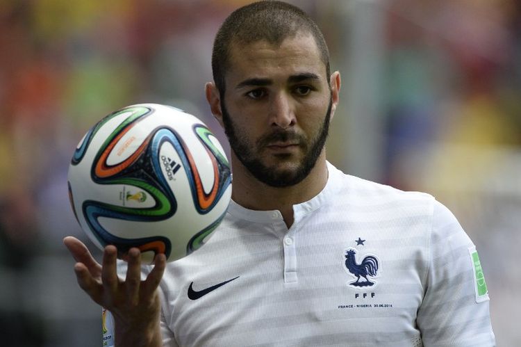 libe's tweet photo. Sextape: Benzema aurait reconnu qu'il devait servir d'intermédiaire https://t.co/DKGeYg3wEd https://t.co/Ppdt2tNOV2