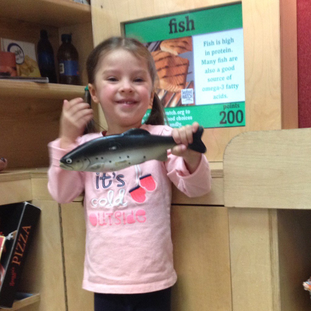 sarabethlowe8's tweet photo. Her FAVORITE part of #CNHM. Now, if she'd actually eat the healthy food she scans. @goCMNH https://t.co/fFwxHHaoQD