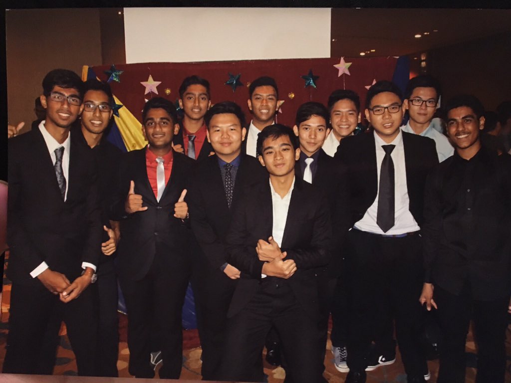 SomeMalayBoy's tweet photo. Bros will be bros💖 #gradnight2015 https://t.co/zamNaEDfyt