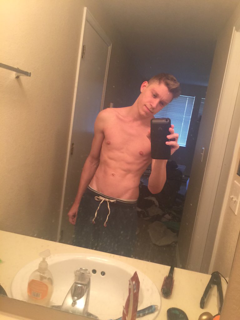 Gettin on cam in a few ;) https://t.co/EJwYWi9Tr8 #gay #fit #twink #BIGcock https://t.co/0yxj3i3uJF