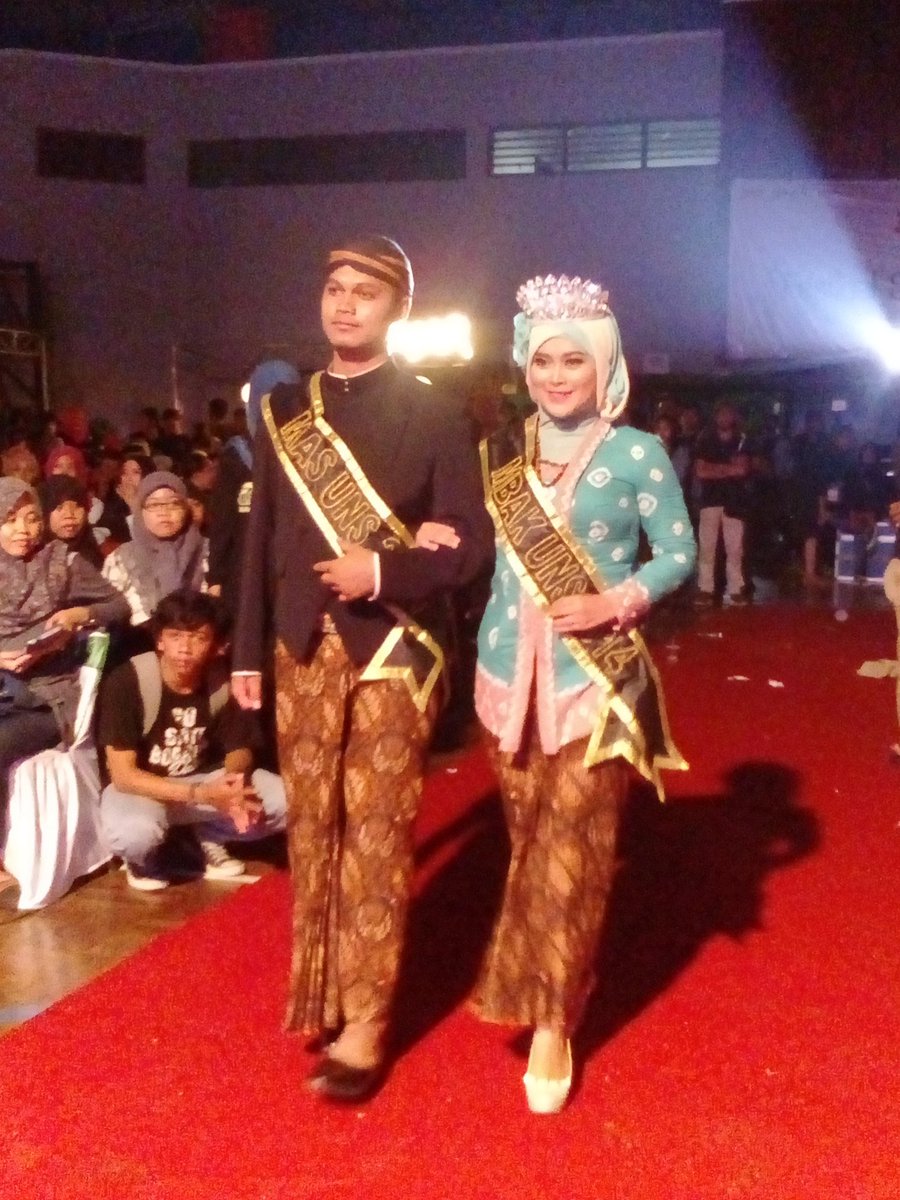 Fesenbud_UNS's tweet photo. Mas dan Mbak UNS 2014 sudah mulai naik ke atas panggung, dan akan mementukan siapakah juara I Mas-Mbak UNS 2015... https://t.co/wjmUNgGxpN