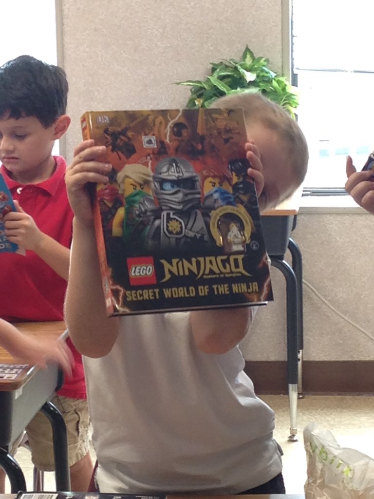 GogginMrs's tweet photo. We love Book Fair Day!!! @VineyardsVipers https://t.co/udW5xDS0vp