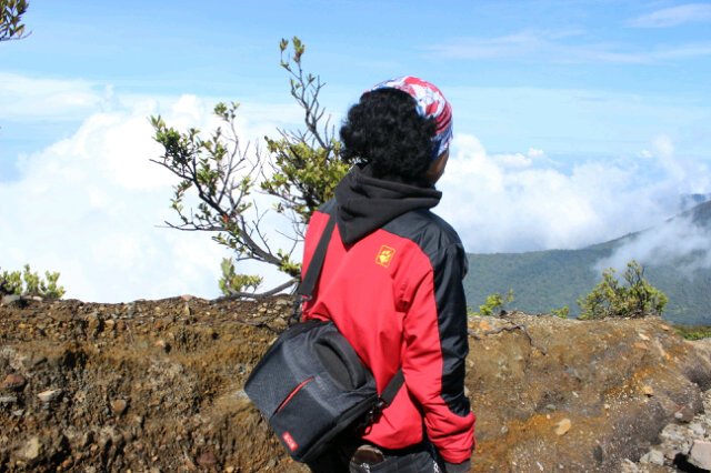 ieusensen's tweet photo. Begitu jauh menatapmu disini, semakin jauh, dirimulah tujuanku kembali :D https://t.co/msM6WxUQBA