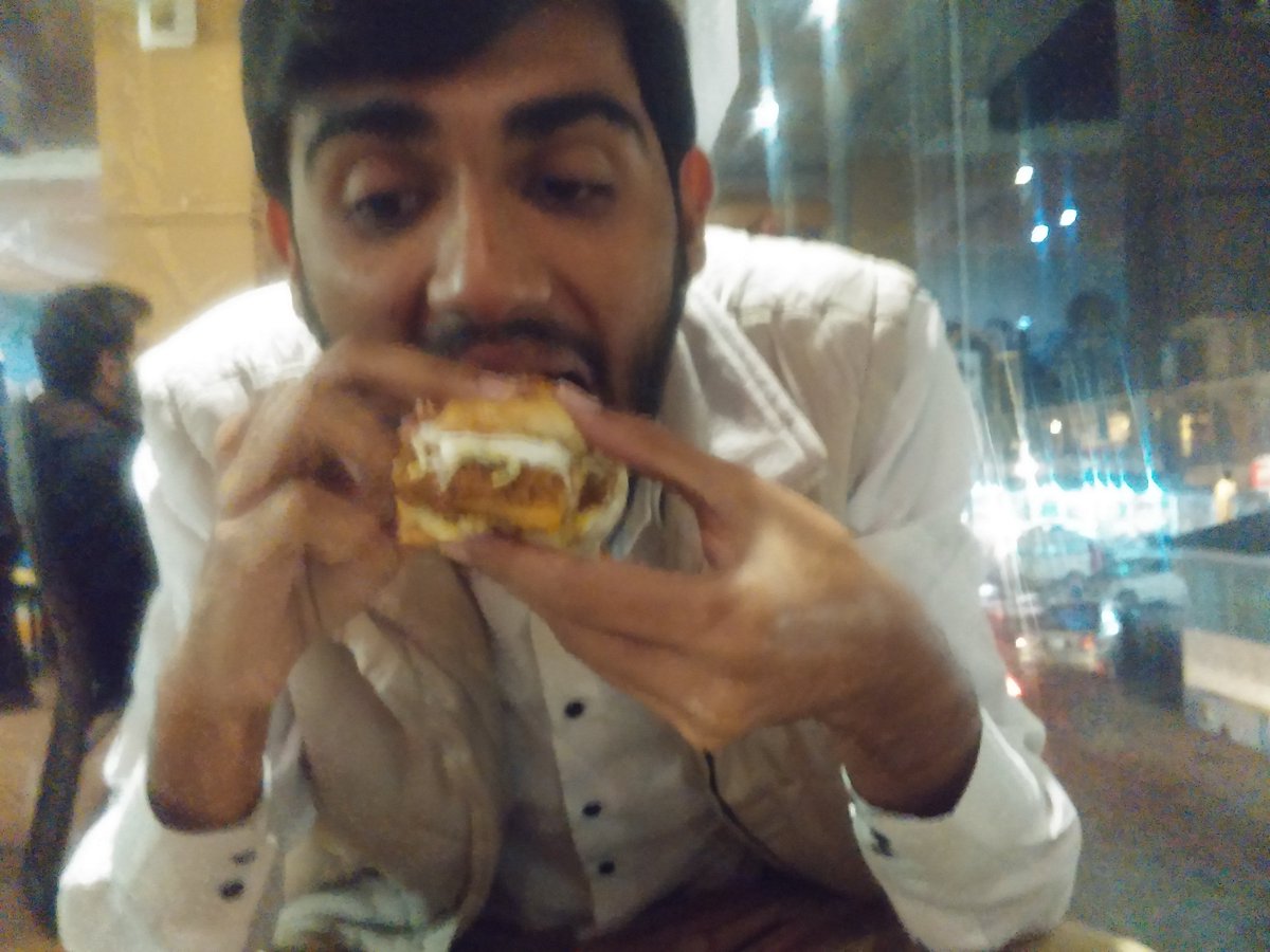thehammadahmad's tweet photo. I still eat a burger with ketchup dripping down my face. 🍔🍛#Pasta #Burger #Soft_drinks #Starry_night #20:30_hours. https://t.co/VtX9LO8nNA