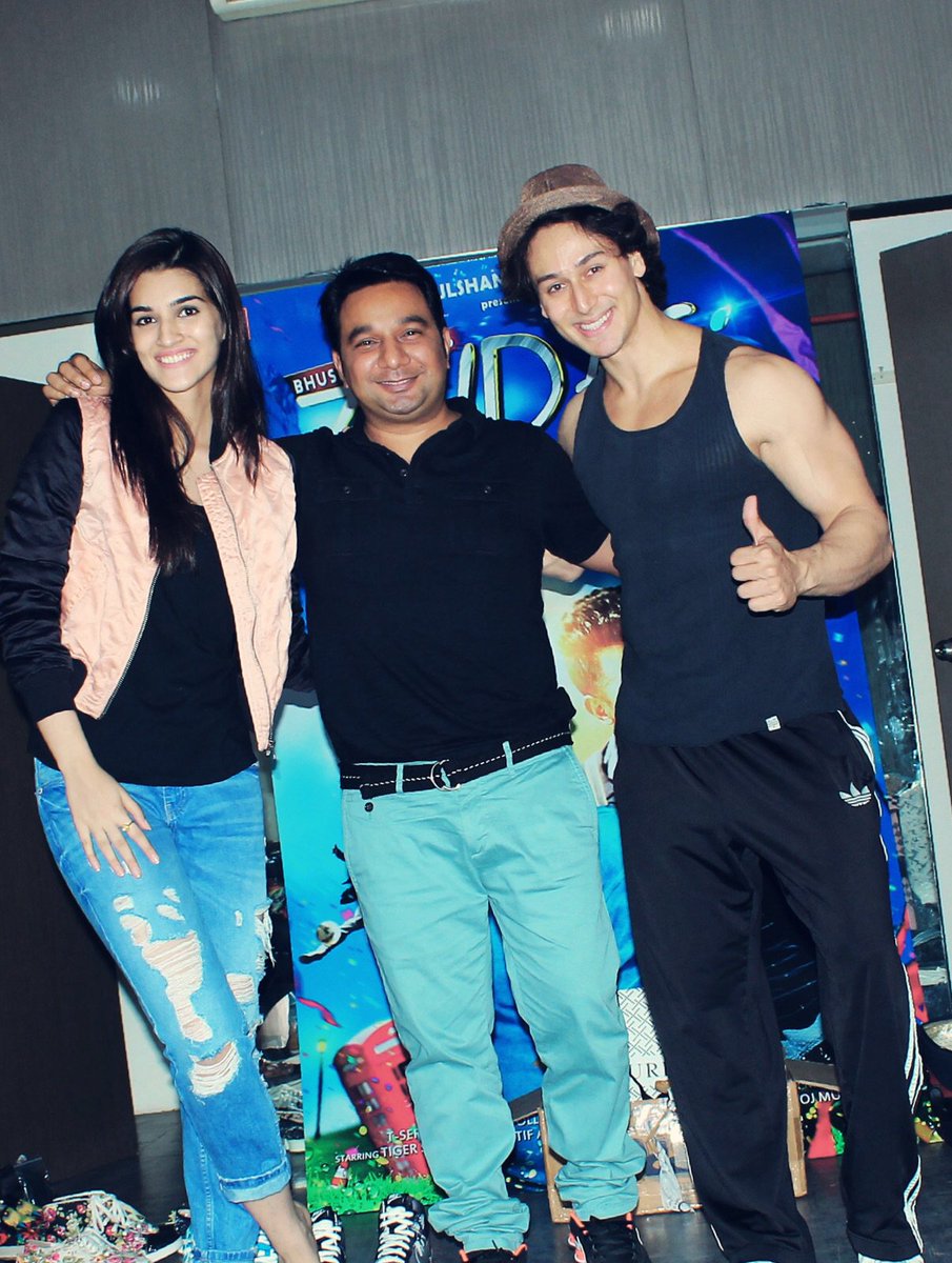 TigerShroff_FC's tweet photo. Behind the scenes - @iTIGERSHROFF &amp; @kritisanon with @khan_ahmedasas on #ChalWahanJaateHain sets https://t.co/d2rueZfWYm