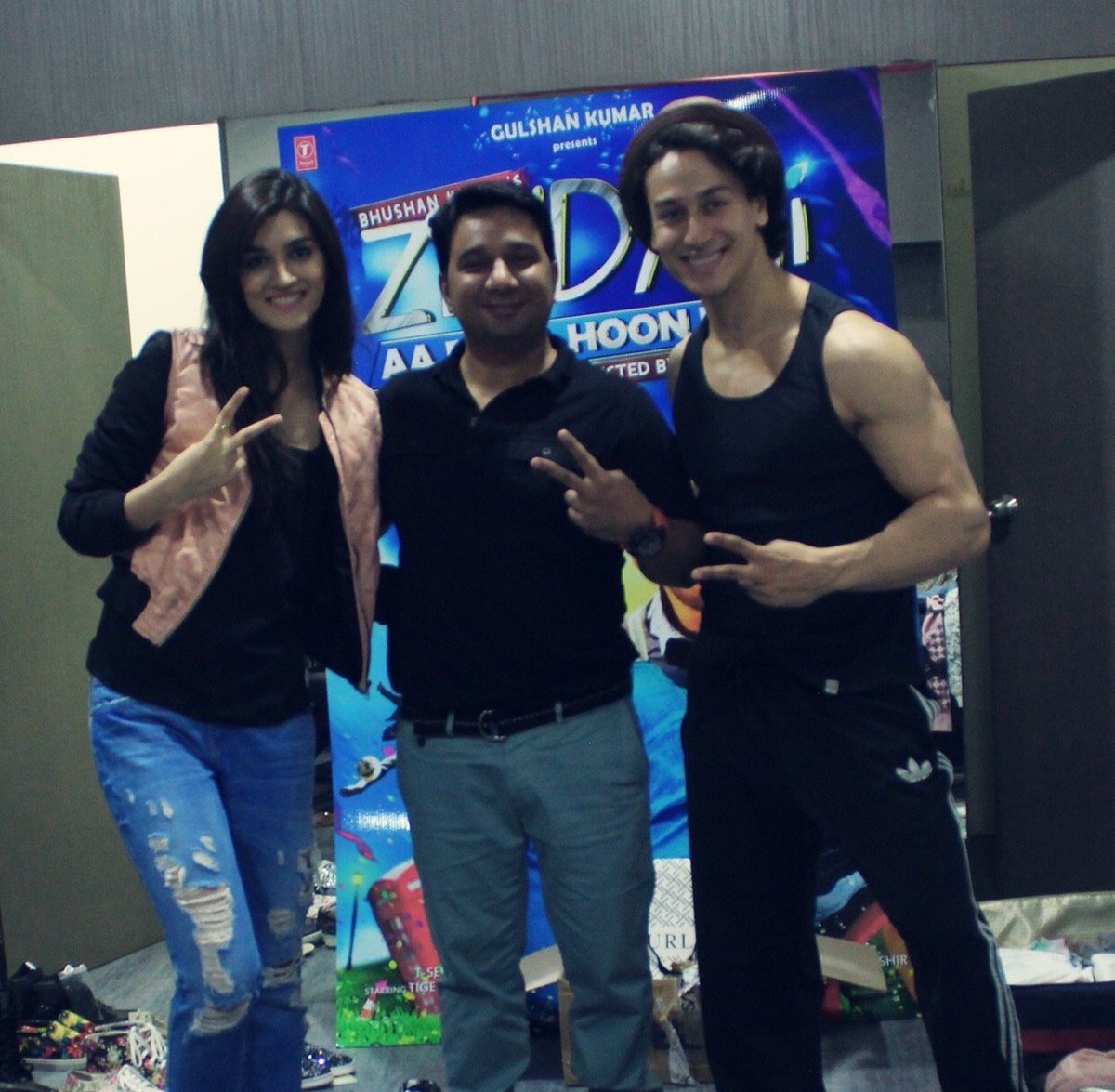 TigerShroff_FC's tweet photo. Behind the scenes - @iTIGERSHROFF &amp; @kritisanon with @khan_ahmedasas on #ChalWahanJaateHain sets https://t.co/d2rueZfWYm