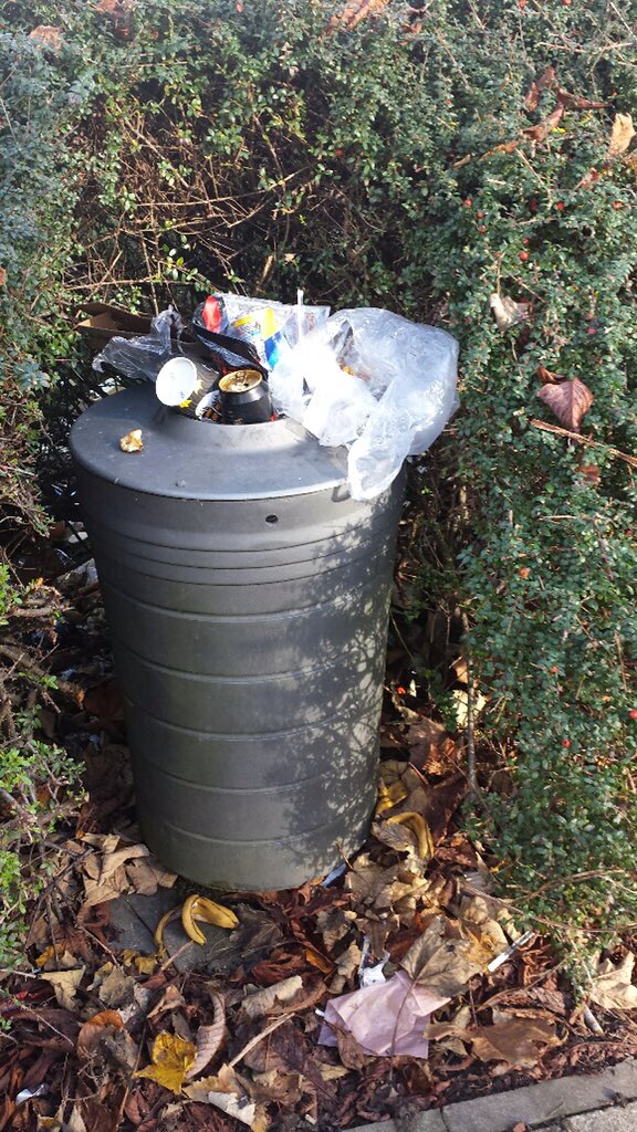 MarioCreatura's tweet photo. Labour's £500k cuts to street cleaning impacting my residents in #Cousldon: https://t.co/hV9ryiC5O3 https://t.co/O6Hx42xnW4