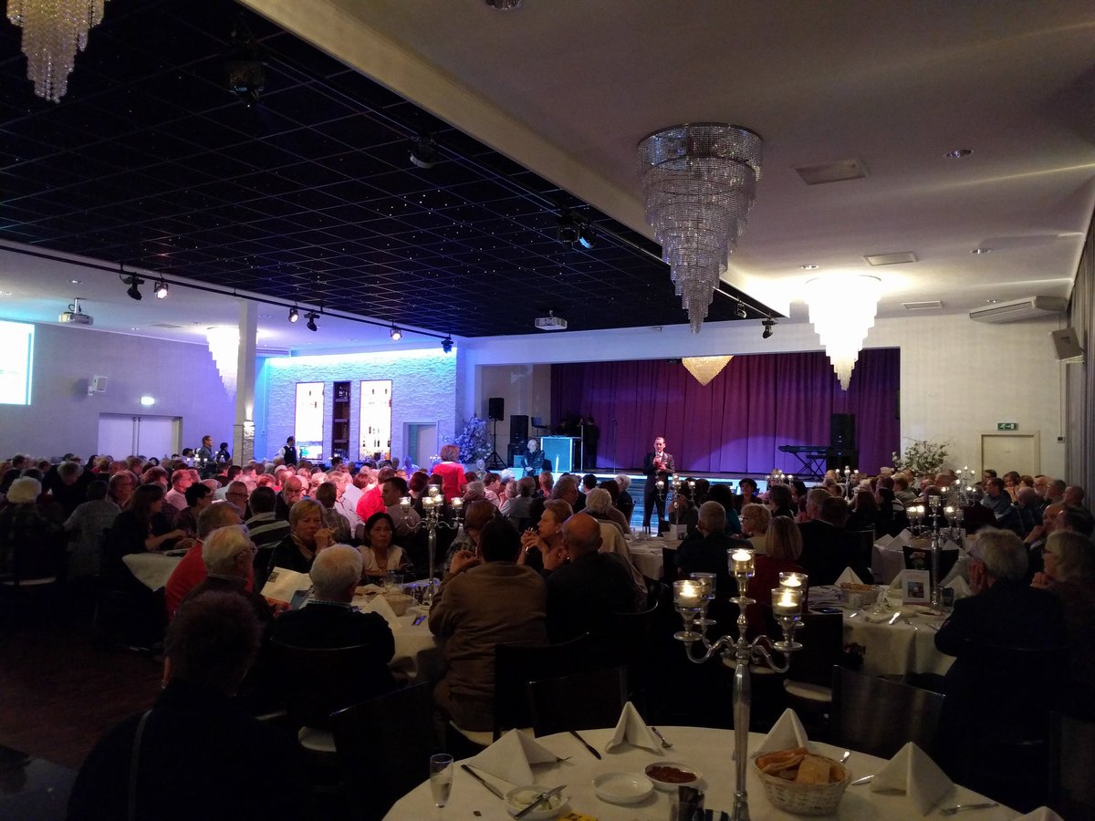 SCALAwelzijn's tweet photo. We zijn begonnen! Vrijwilligersfeest #Hengelo. Ruim 500 vrijwilligers aanwezig. https://t.co/ArI60WAMFz