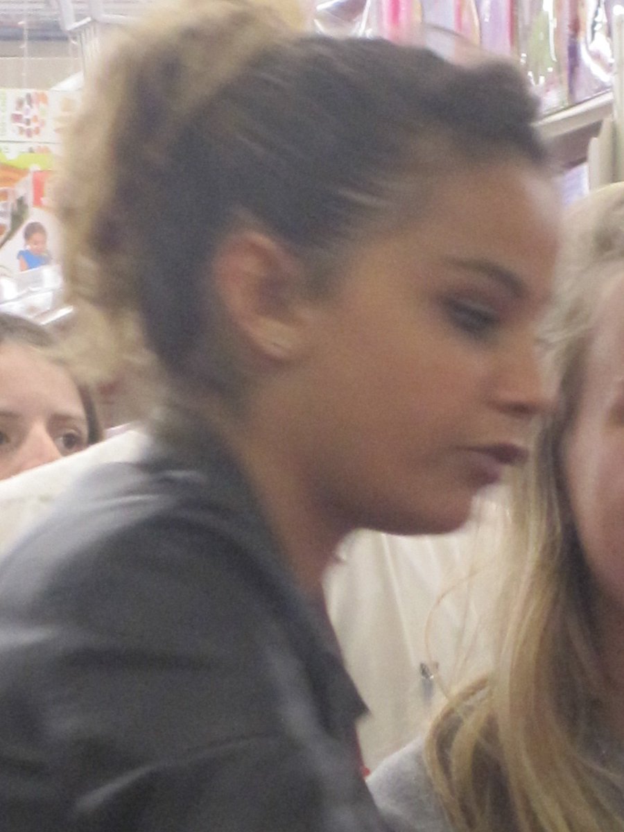 Sindy_Emilie's tweet photo. @SindyOfficiel #Tours #Showacase Sindy avec ses fans ♥♥ https://t.co/1ujm27uxUf