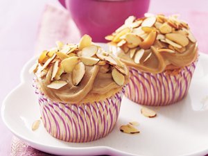 Toasted Almond Cupcakes With Caramel Frosting Check The Full Recipe ift.tt/1H0Iogv?IXtrW  #cleaneatingrecipes 🍚🍘