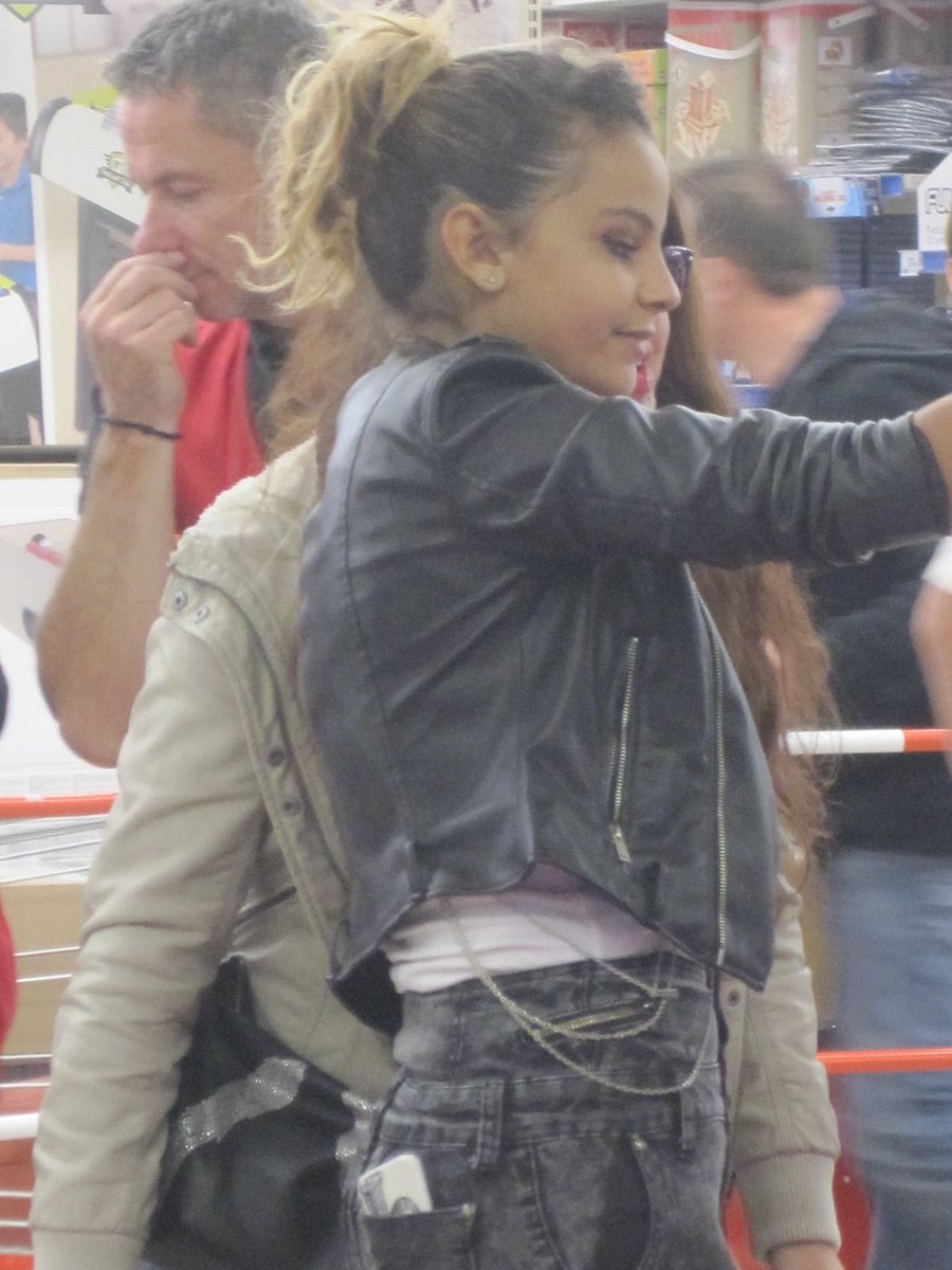 Sindy_Emilie's tweet photo. @SindyOfficiel #Tours #Showacase Sindy avec ses fans ♥♥ https://t.co/1ujm27uxUf