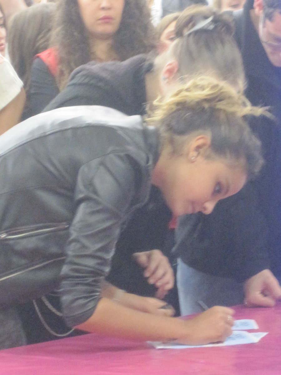 Sindy_Emilie's tweet photo. @SindyOfficiel #Tours #Showacase @WABOFFICIEL Elle a pris 2H30 pour nous faire des dédicaces et photos. Merci ♥♥ https://t.co/edHKuKrsK2