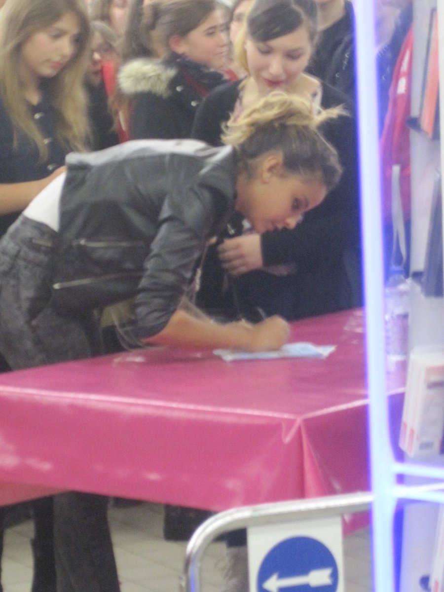 Sindy_Emilie's tweet photo. @SindyOfficiel #Tours #Showacase @WABOFFICIEL Elle a pris 2H30 pour nous faire des dédicaces et photos. Merci ♥♥ https://t.co/edHKuKrsK2