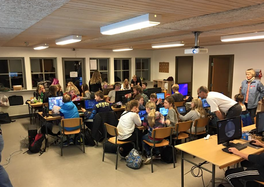 FDFSvanevingen's tweet photo. Så er vi igang med vores #Computernat vi har gæster fra #tåsinge #svendborg #nyborg og selvfølgelig os selv #FDFdk https://t.co/VdHU5MdxXX