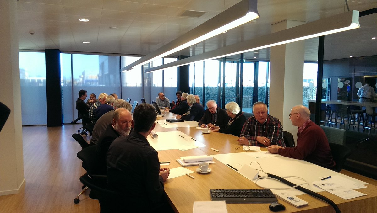 JoskavdLinde's tweet photo. Druk discussiëren over toepassing tijdens de workshop oral history op de hist. verenigingendag bij @gelderserfgoed https://t.co/0aINpBQjAM