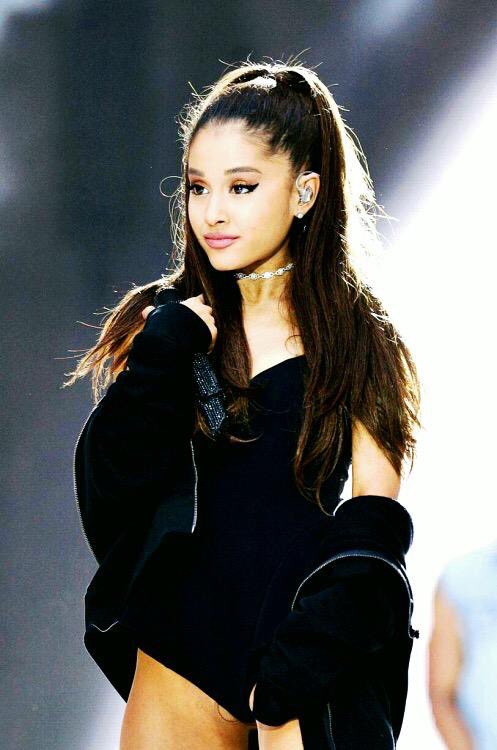 agsbloodline's tweet photo. @ArianaVoteStats 
-VALID VOTE-
@ArianaGrande Artist Of The Year #AMAs https://t.co/fyeyEnRmes
