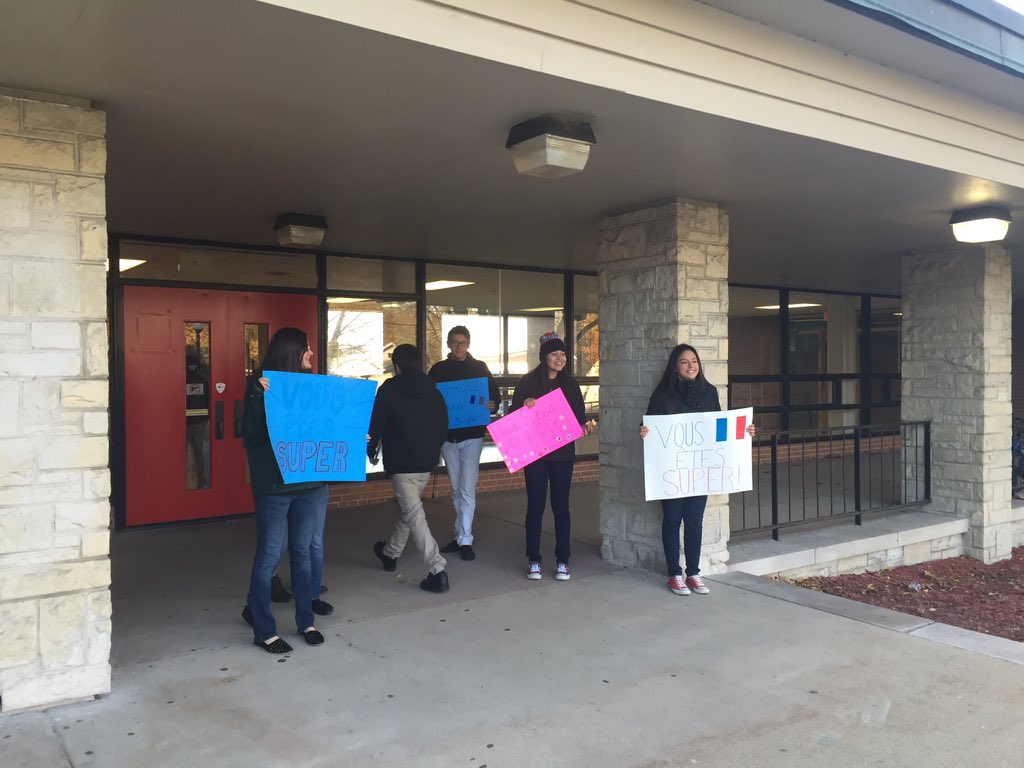 MadameBirdsall's tweet photo. A successful morning with our "vous êtes super!" campaign! 💕🇫🇷😀 #proudteacher #AATF #nfw2015 @Eahs_SHF https://t.co/DF0UdSxkDZ