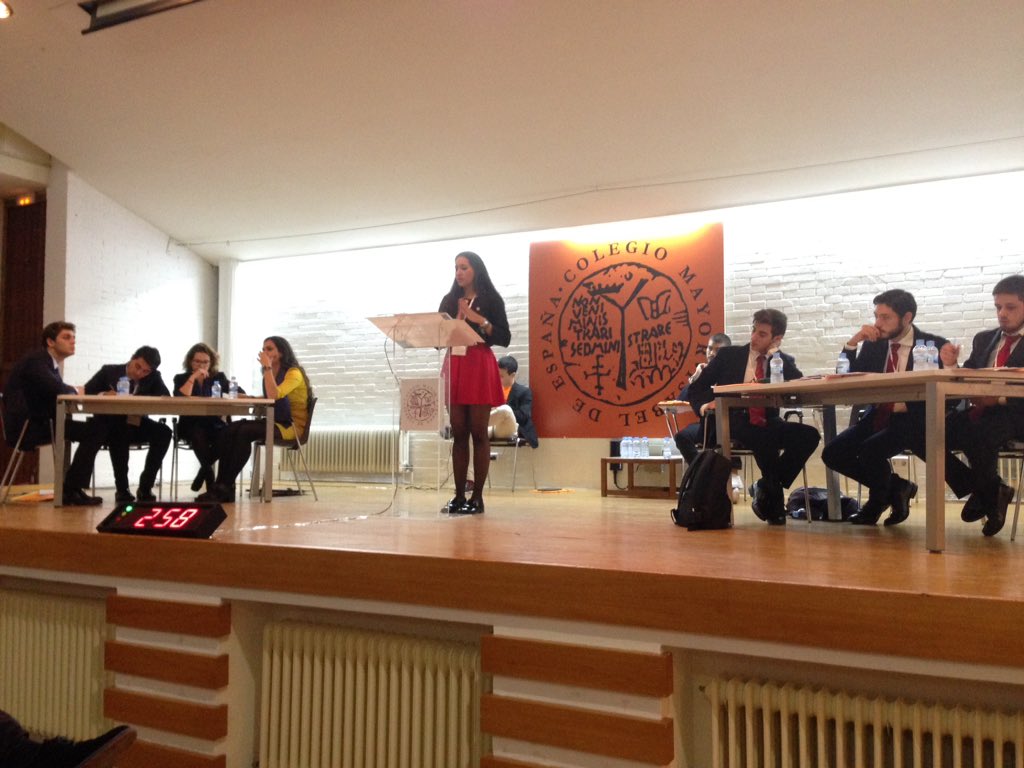 debate_isabel's tweet photo. Imágenes del debate entre la Universidad Complutense de Madrid y el @CMU_Isabel 2 #TorneoDebateCMUIsabel https://t.co/2397K9jo0v