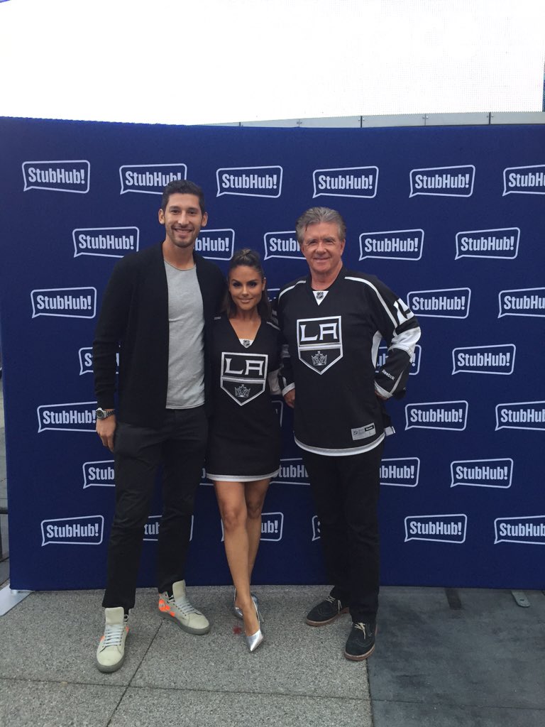 LAGalaxySRH's tweet photo. #LAGalaxy RT " Kickin it with my fellow judges @Alan_Thicke @PiaToscano . #letyourfanout… " #SportsRoadhouse https://t.co/fObN5GvI6V