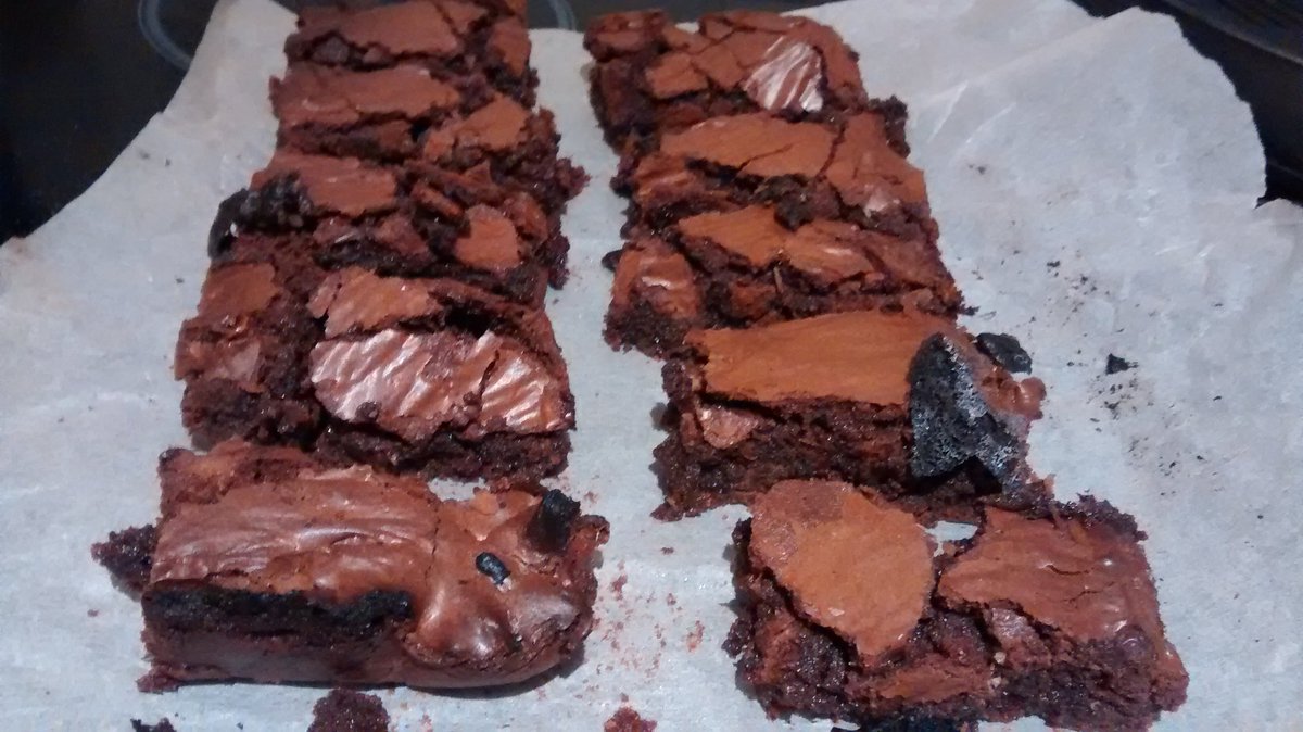 dadbakes's tweet image. Exhausted 😴 Homemade #pizza for dinner tonight and double chocolate #brownies for desert... #baking