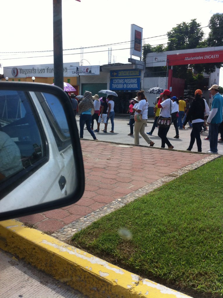 HgaonaG's tweet photo. @lopezdoriga @CarlosLoret @Adela_Micha normalistas apocando el puente vacacional en Acapulco aeropuerto q poca... https://t.co/BQlYTi1CuZ
