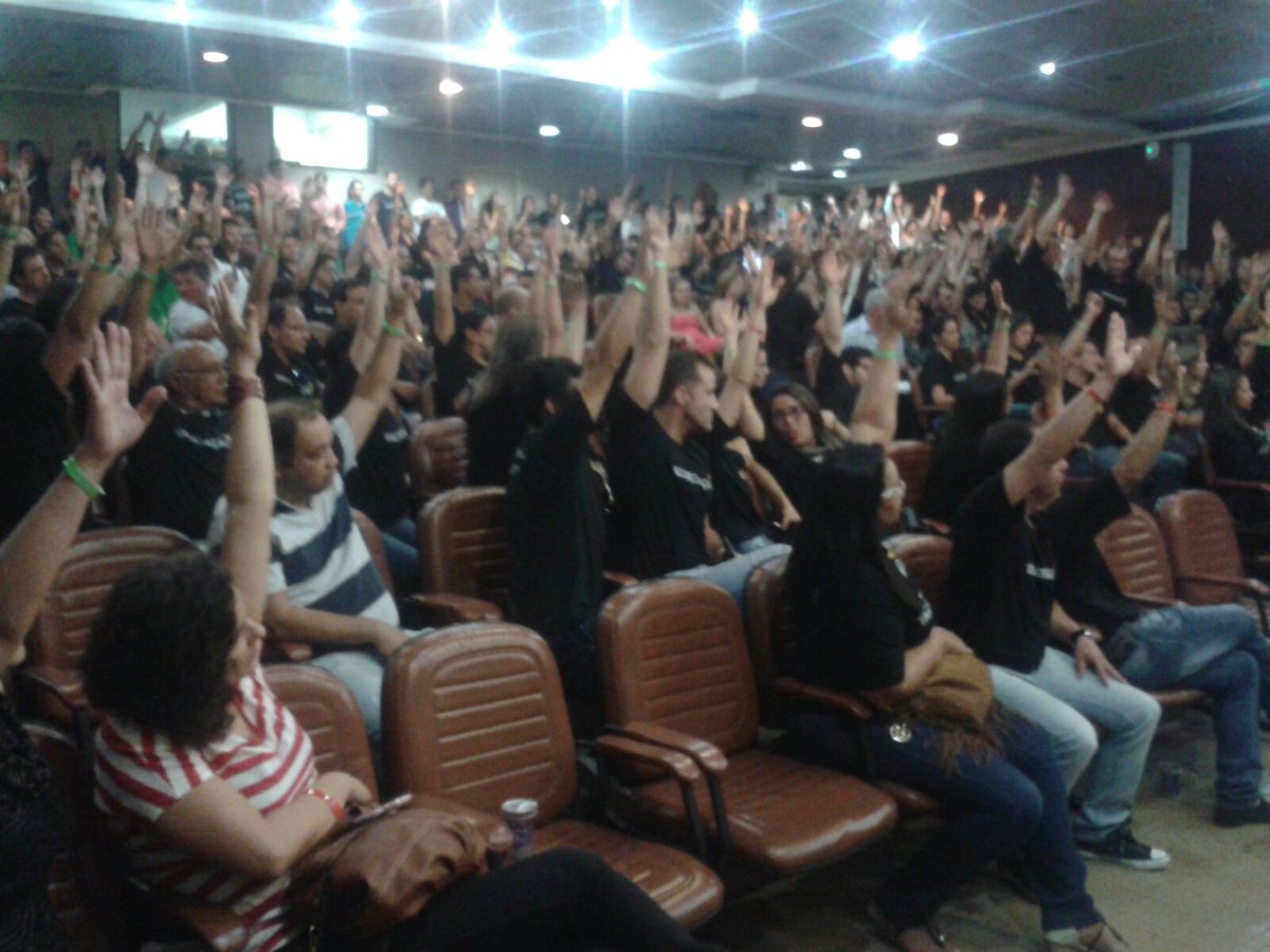 Sindjustica_go's tweet photo. Servidores do Judiciário decidem manter a greve e recusam proposta do Governo do Estado. https://t.co/q5E0GuDQ9X https://t.co/WhmFtp080p
