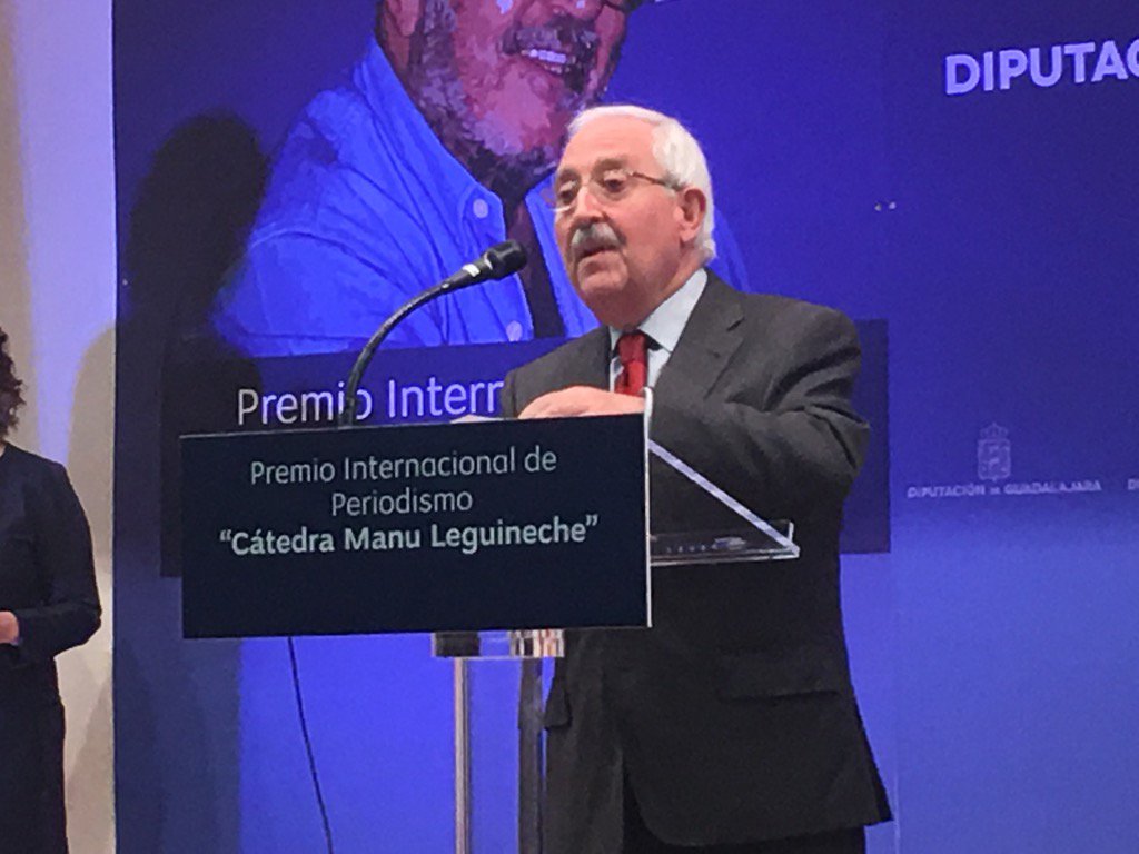 maxminiaturas's tweet photo. El homenajeado, con el tercer premio de periodismo Manu Leguineche https://t.co/NPrT9NzwjH