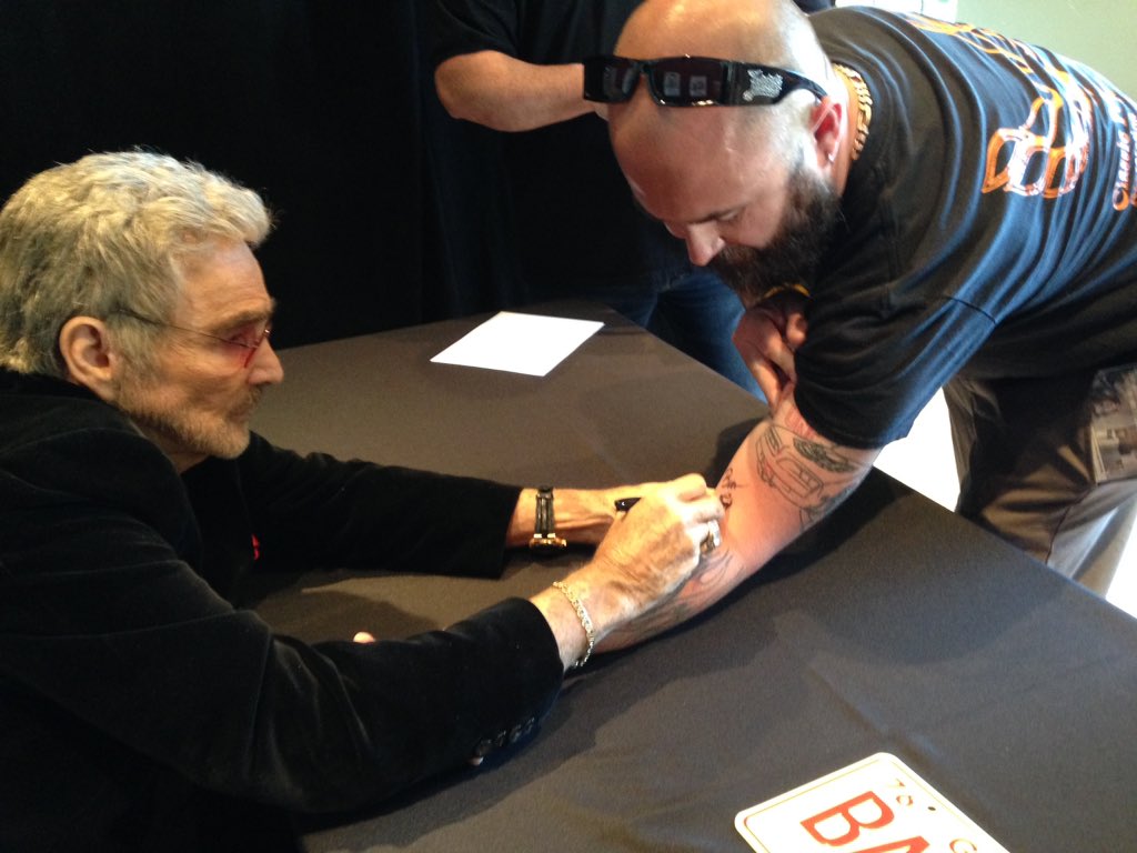 MicMikeMicMike's tweet image. This fellow is getting an autograph so he can get a tattoo!  #FallAutoFest  @CarlisleEvents