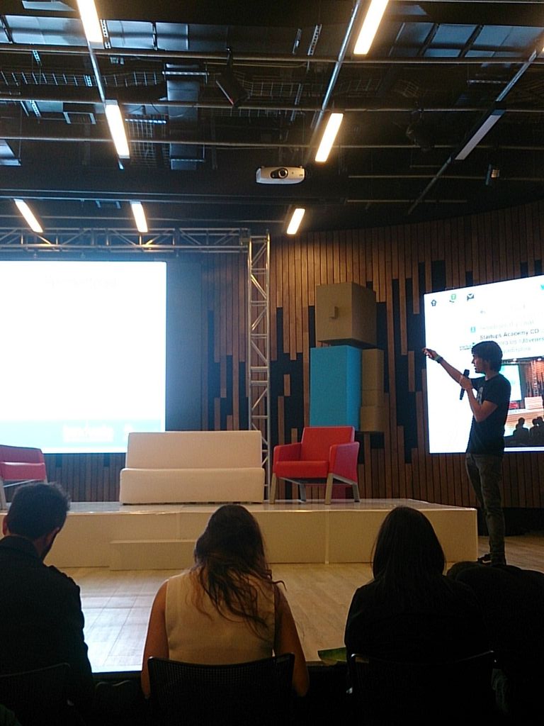 EPMestamosahi's tweet photo. #Rescapp y el robot recoletor de basura. Estamos felices de compartir ideas innovadoras con ustedes #JóvenesconEpm https://t.co/VM4NJEXio3