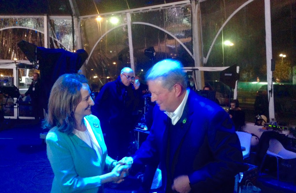 RoyalSegolene's tweet photo. I said to @algore "Every human has two countries : his own and the planet" #24HoursOfReality #COP21 https://t.co/WWTUyk1Nql