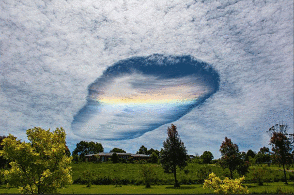 teledos_tcs's tweet photo. Agujero en cielo de Australia. Se produce cuando el agua de la nube está por debajo de cero, pero no se ha congelado https://t.co/B2zemFQvoE