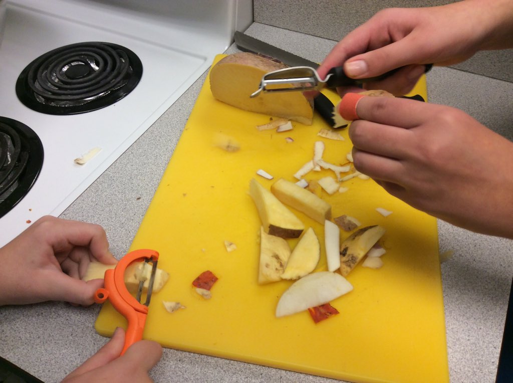 CMSgoesgreen's tweet photo. #Farmtoschool lunch today! Students have been cooking and creating. #sd61learn https://t.co/Z645nd2iC9