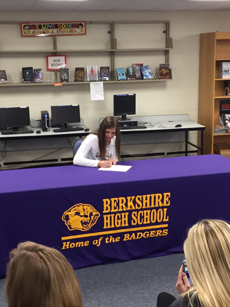 BHSBadgerDen's tweet photo. Congratulations to Shannon McGee on signing her NLI to attend Loyola in Chicago next year! #GoBadgers https://t.co/wNWkS4iJbM