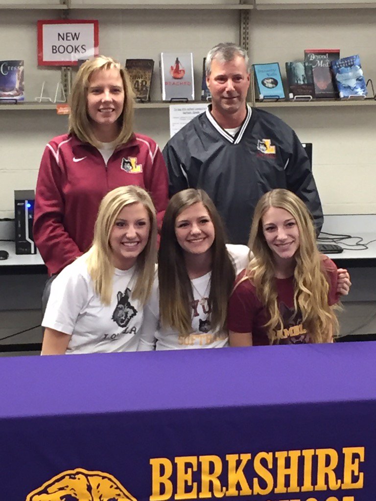 BHSBadgerDen's tweet photo. Congratulations to Shannon McGee on signing her NLI to attend Loyola in Chicago next year! #GoBadgers https://t.co/wNWkS4iJbM