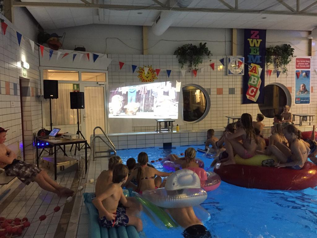 jonginstaphorst's tweet image. afgelopen woensd in @Staphorstzwemb met het waterplein, intro les van reddingsbrigade Staph. Nu Drijf Inn