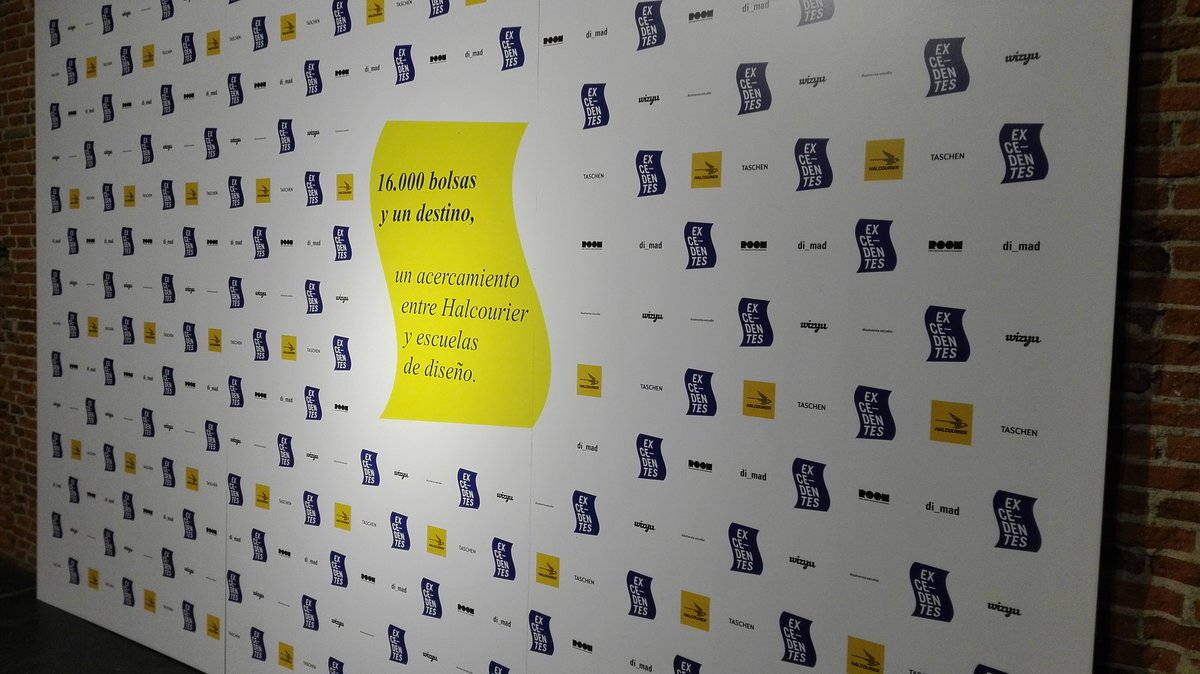 Halcourier's tweet photo. Ya tenemos el #photocall esperando a nuestros ganadores #premios160mil https://t.co/elxc9QvTS0