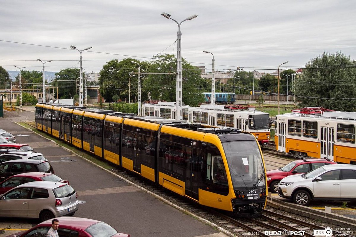 Budapest's 9-segment 56m version of your city's new trams <a href="/kcstreetcar/">KC Streetcar 🚊💙</a> <a href="/kclightrail/">David Johnson</a> <a href="/CincyStreetcar/">CincyStreetcar</a>