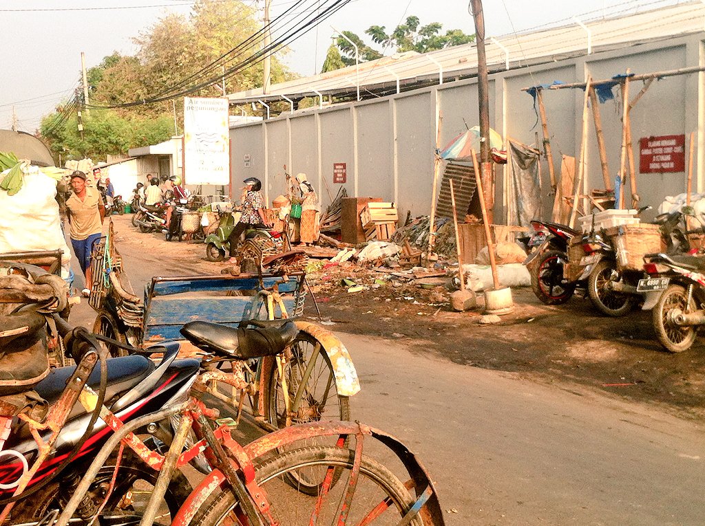 Semoga cabup &amp; cawabup Rembang punya visi ngopeni pasar-pasar tradisional agar lbh bersih &amp; tertata. #OrangRembang