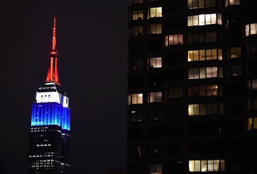 tressiaaaa's tweet photo. New-York soutient la France #fusillade #LeMondeEstUni #PrayForParis #SoutientAuxVictimes https://t.co/j26Nc8tk5c