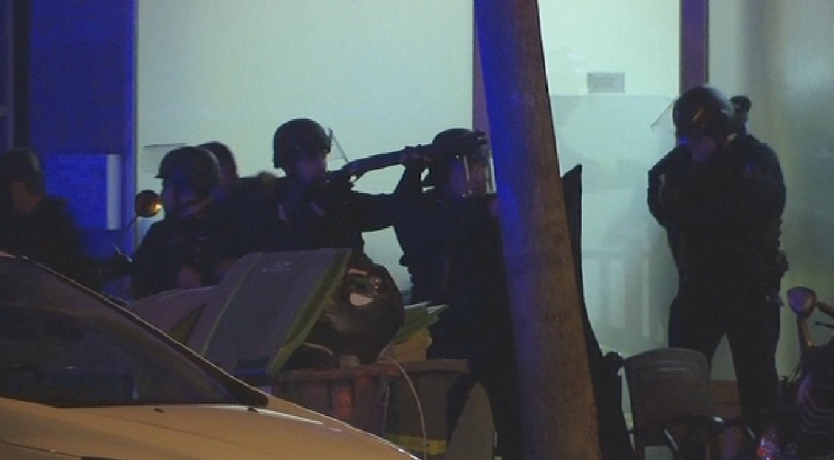 BFMTV's tweet photo. EN DIRECT - Cinq terroristes tués vendredi soir https://t.co/PQoxakjhF3 https://t.co/byN3YYnwr7