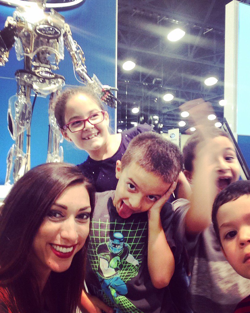 Ford_JackieS's tweet image. These guys love #hanktherobot!! #robotdanceoff #fordselfie @autoshowmiami @fordautoshows #littlehumans