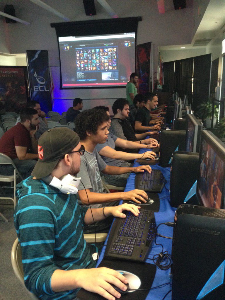 ECLegends's tweet image. 1v1s in progress at our ECL Open Tournament. Come watch some @LeagueOfLegends competition!  We're at MDC! #miami