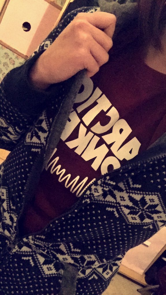 Samalarrr0542's tweet photo. Onesie is out! ❄️⛄️ #ItsColdTonight #ArcticMonkeysNight 😊💜 https://t.co/OUExtwdJ1g