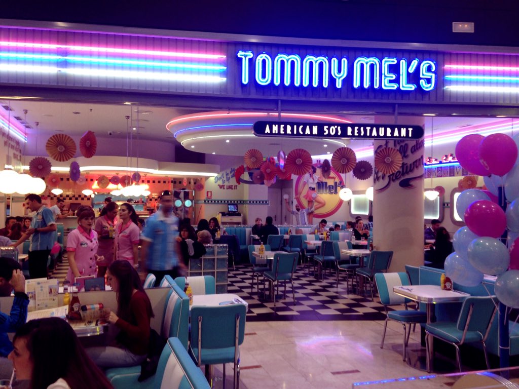OTROGUAPOSUELTO's tweet photo. Cenando en el @tommymels de la Nueva Condomina de Murcia. Buenísima la comida🍔🍹🍟 y el personal de 10!👌🏻😃 #TommyMels https://t.co/0EA4njY9DL