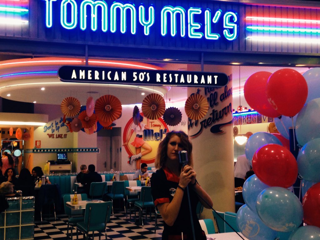 OTROGUAPOSUELTO's tweet photo. Cenando en el @tommymels de la Nueva Condomina de Murcia. Buenísima la comida🍔🍹🍟 y el personal de 10!👌🏻😃 #TommyMels https://t.co/0EA4njY9DL