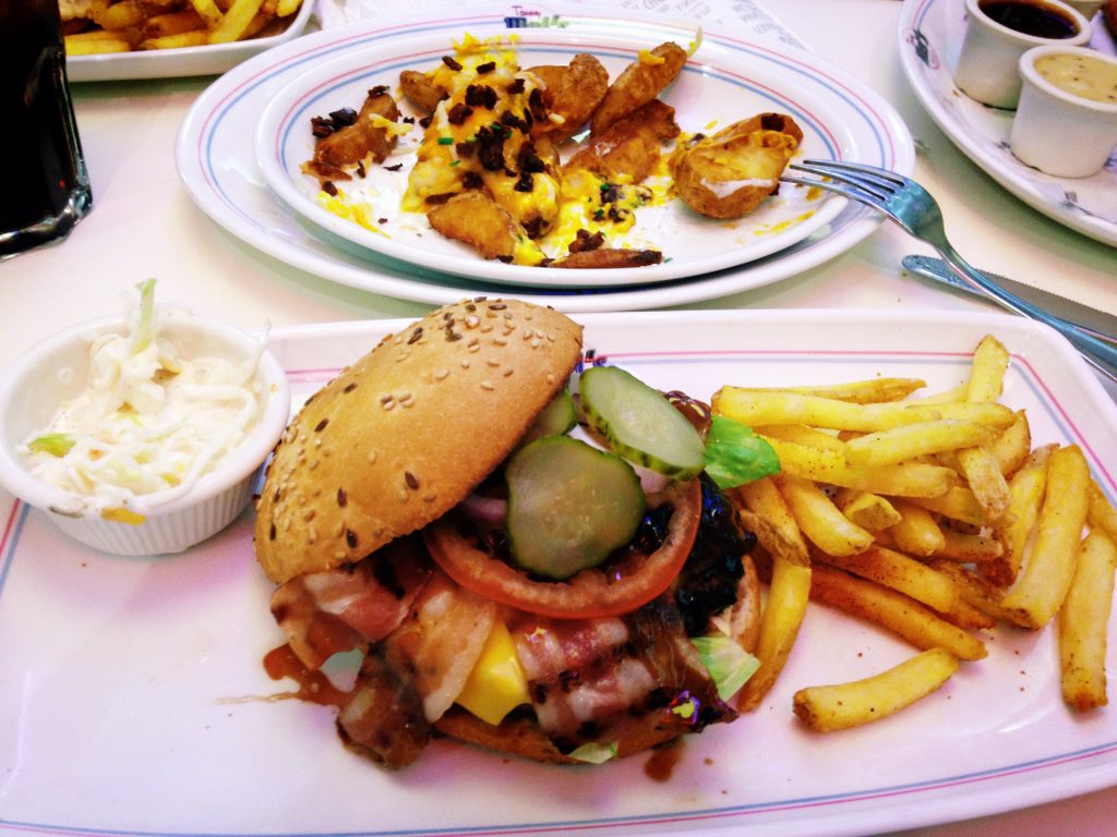 OTROGUAPOSUELTO's tweet photo. Cenando en el @tommymels de la Nueva Condomina de Murcia. Buenísima la comida🍔🍹🍟 y el personal de 10!👌🏻😃 #TommyMels https://t.co/0EA4njY9DL