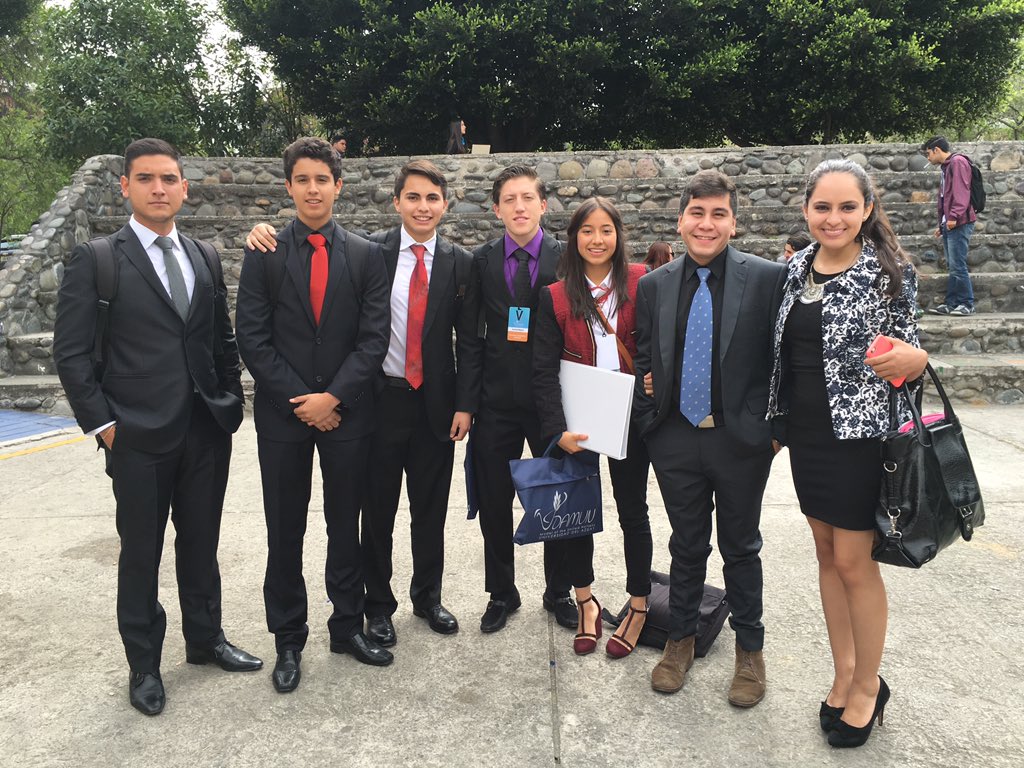 Equipo de Debate CDUSFQ en el <a href="/UDAMUN/">ModelUnitedNations</a>. Grandes Dragones !