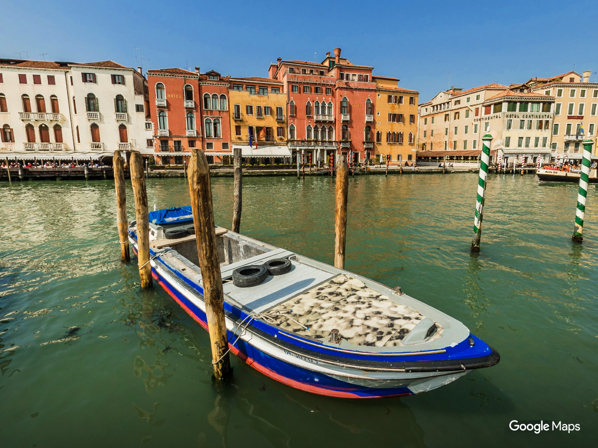 googlemaps's tweet photo. The Grand Canal’s docks prevent one inconsiderate gondola from taking up two parking spaces. https://t.co/0tmjNiu6Y0 https://t.co/SneLhTikm8