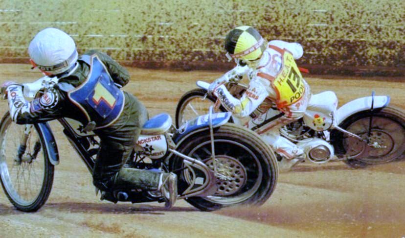 UprightSpeedway's tweet photo. These two certainly aren't hanging about are they!! #LegBack #FlatOut #WhoAreThey? https://t.co/teVDUv23p4